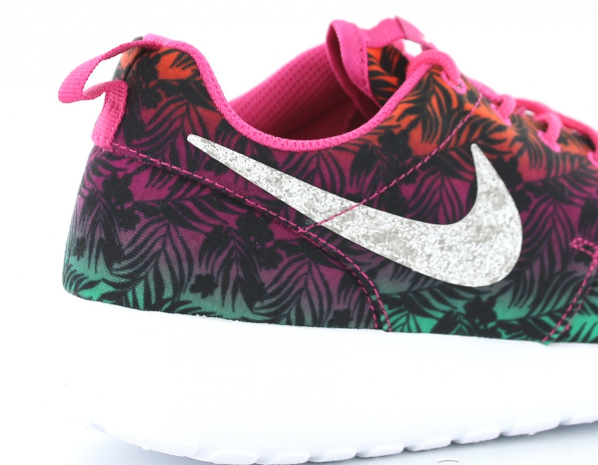 basket nike rosherun print gs rose à motif