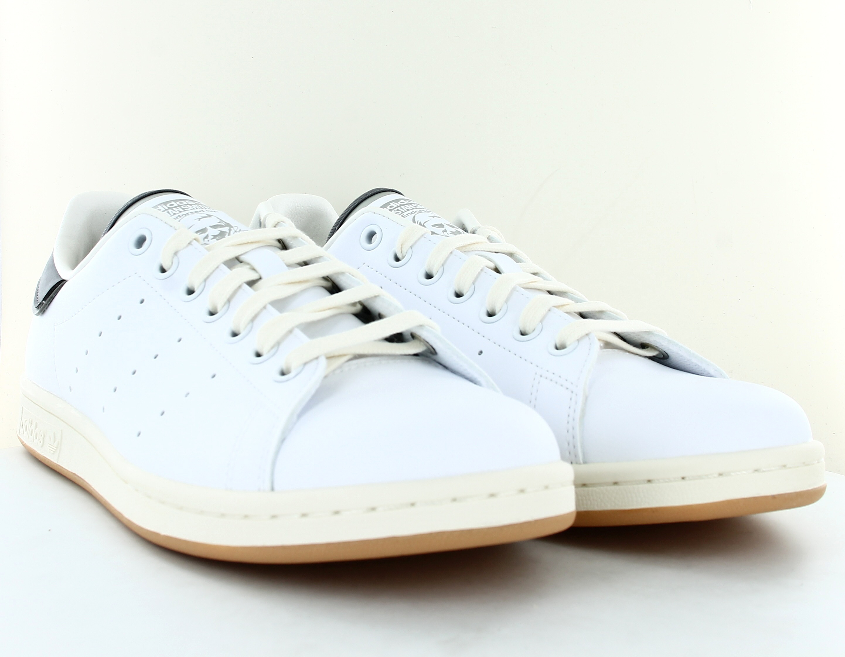 stan smith noir semelle marron
