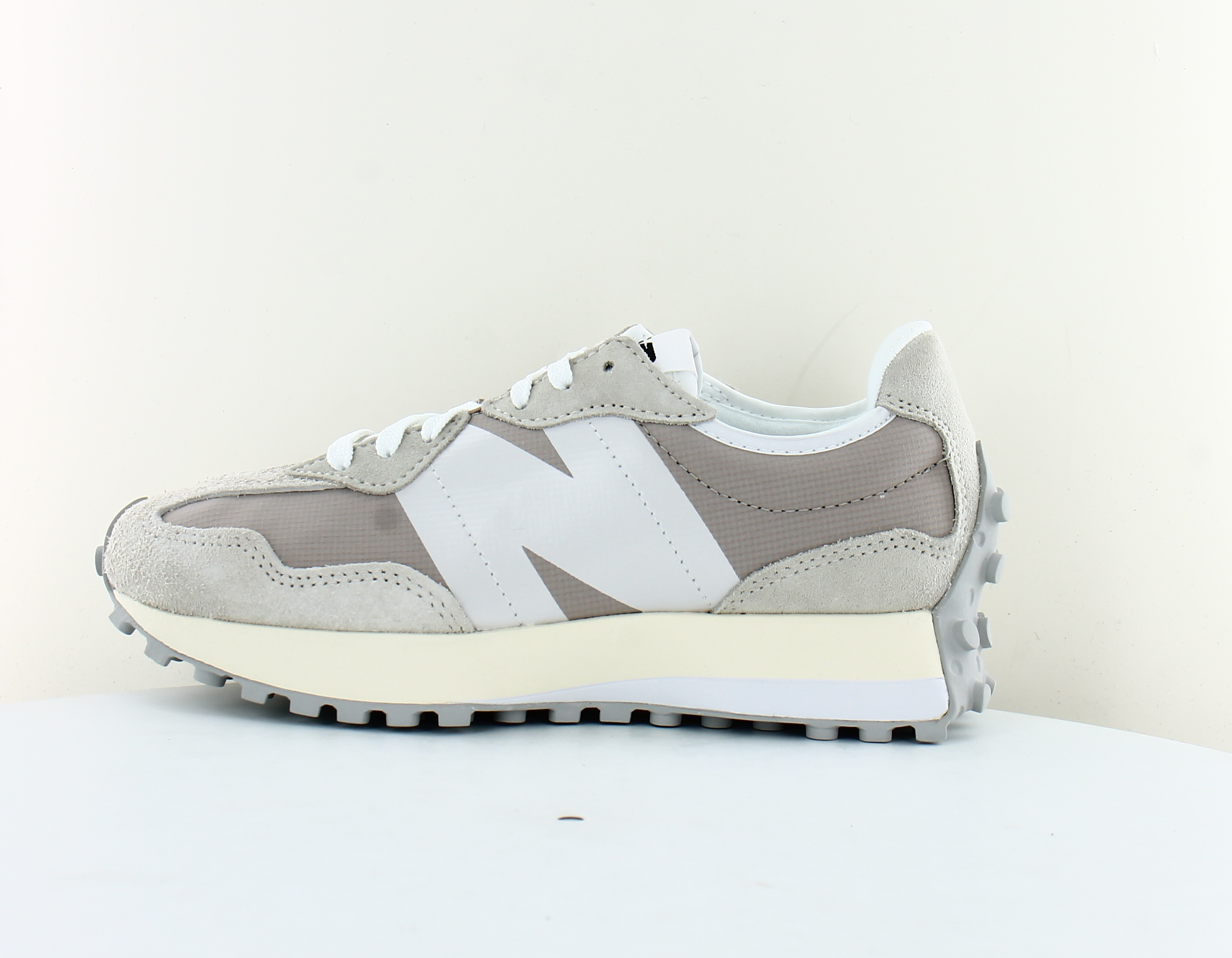 New balance gris beige 2025