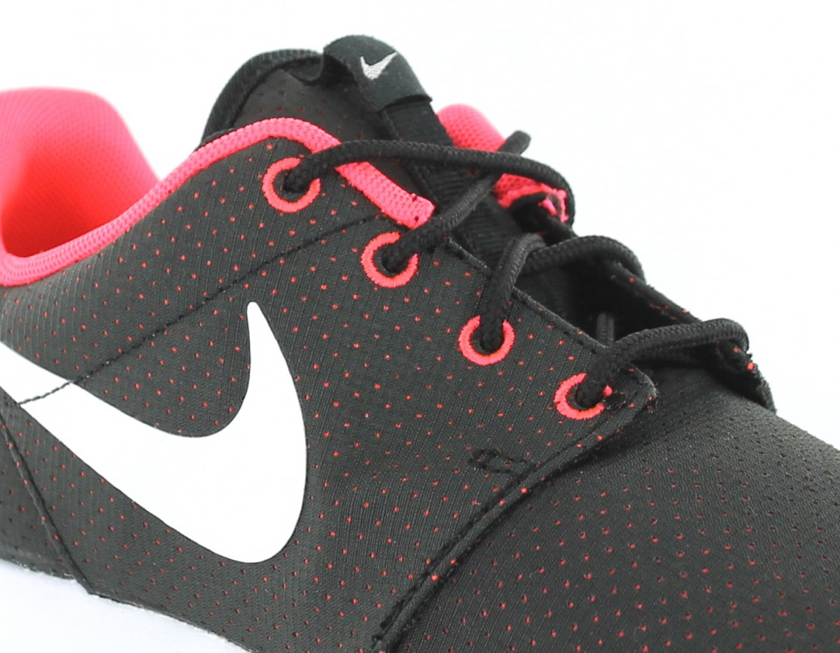 Nike Rosherun femme NOIR/BLANC/ROSE