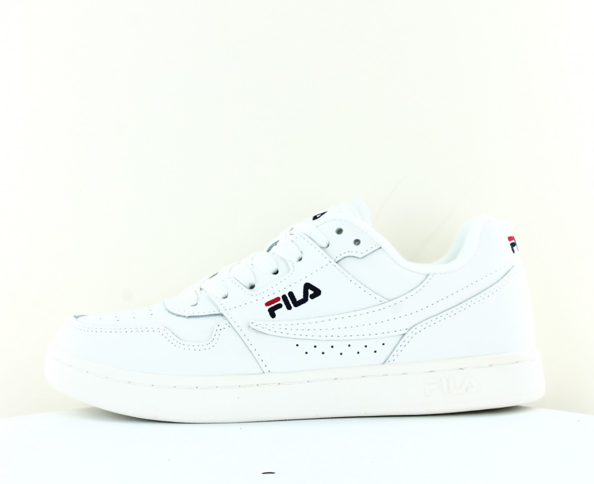 Fila Arcade low blanc bleu rouge