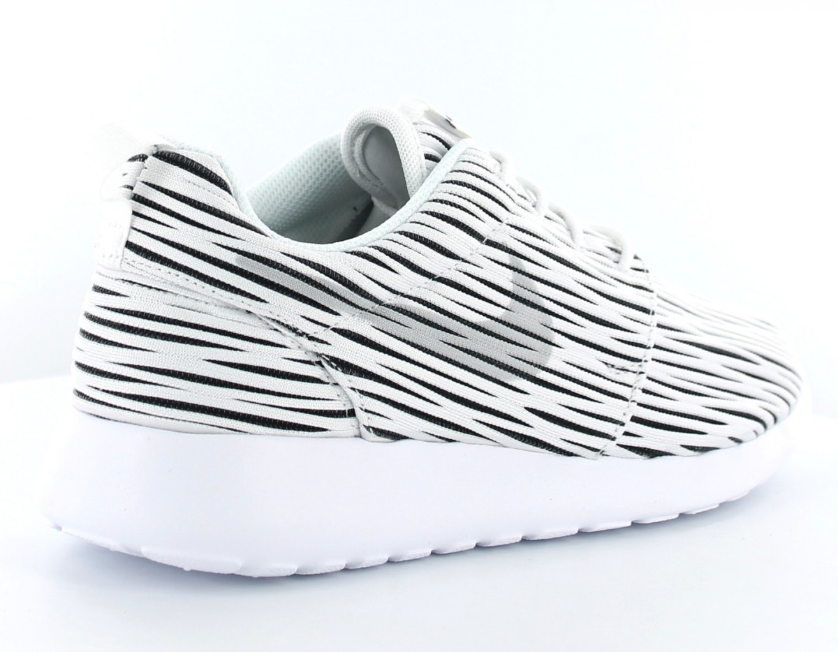 Nike roshe one eng blanc-noir-print