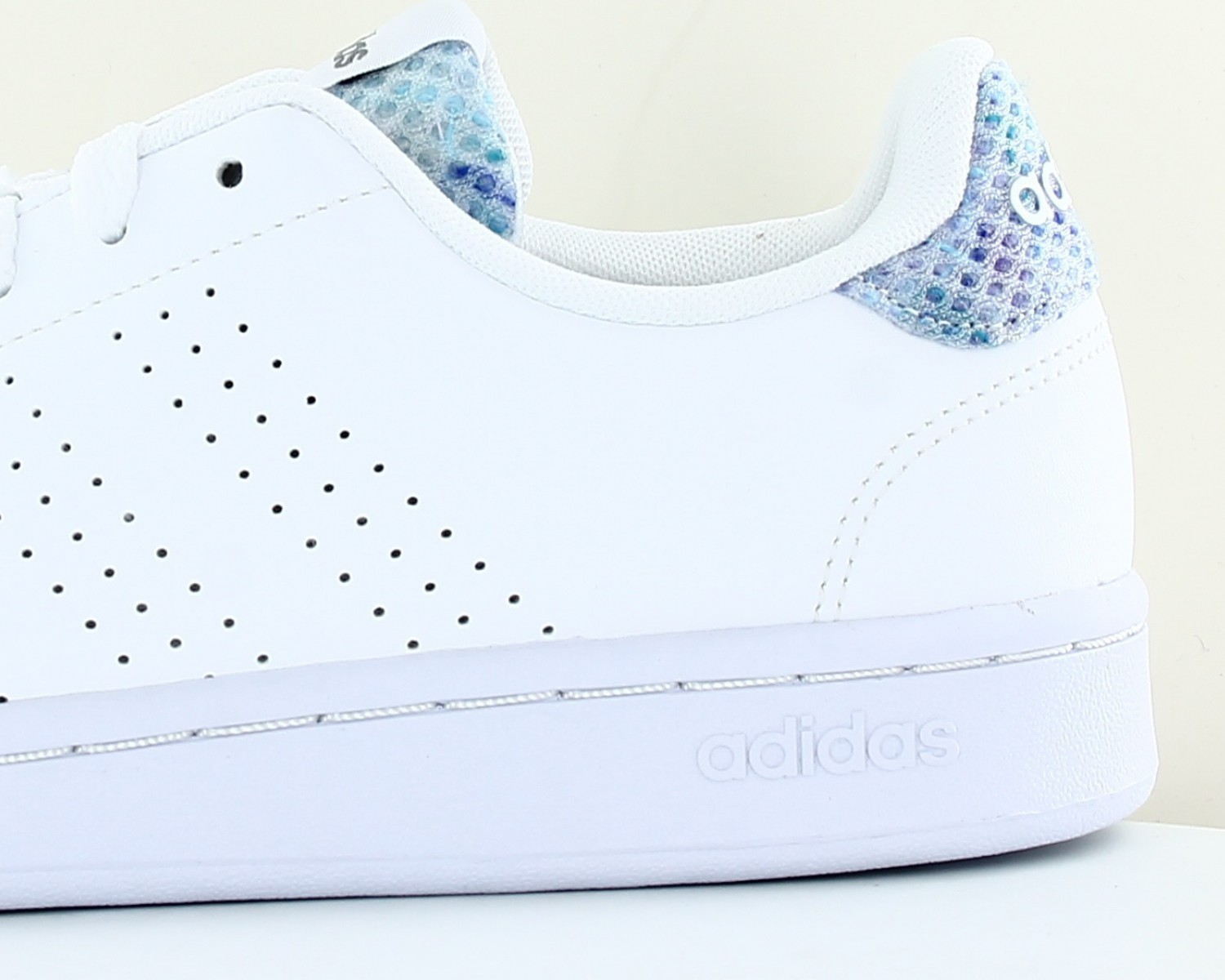 Adidas advantage 2025 blanche